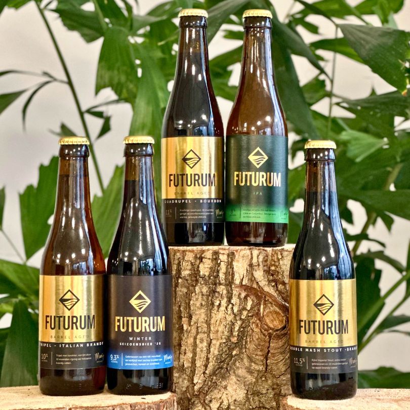 ijf flessen speciaalbier van Brouwerij De Toekomst in een stijlvolle opstelling, inclusief barrel aged bieren, winterbier en IPA – onderdeel van het Nieuwste Releases pakket 2025.