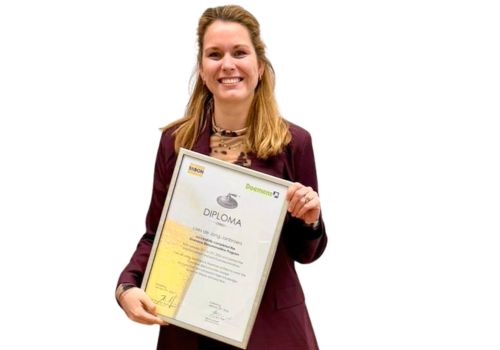 Loes van Brouwerij De Toekomst met haar diploma van de internationale Biersommelier-opleiding bij Doemens Academy in München